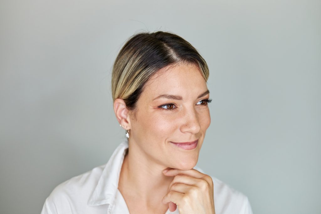 Liquid facelift: Woman smiling with smooth, refreshed skin and a natural rejuvenated look.